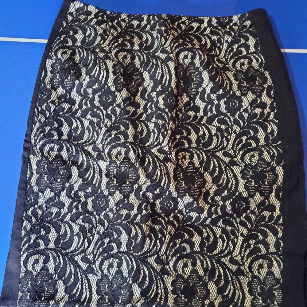 Worthington Size 6P black and white skirt